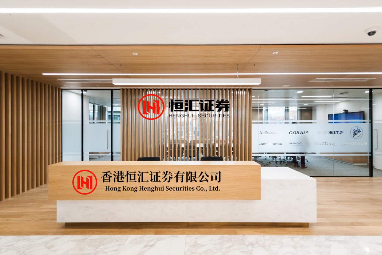 大资本优配 这个奇葩公交站，所有公交车都不靠站，乘客上下车要穿越非机动车道太危险